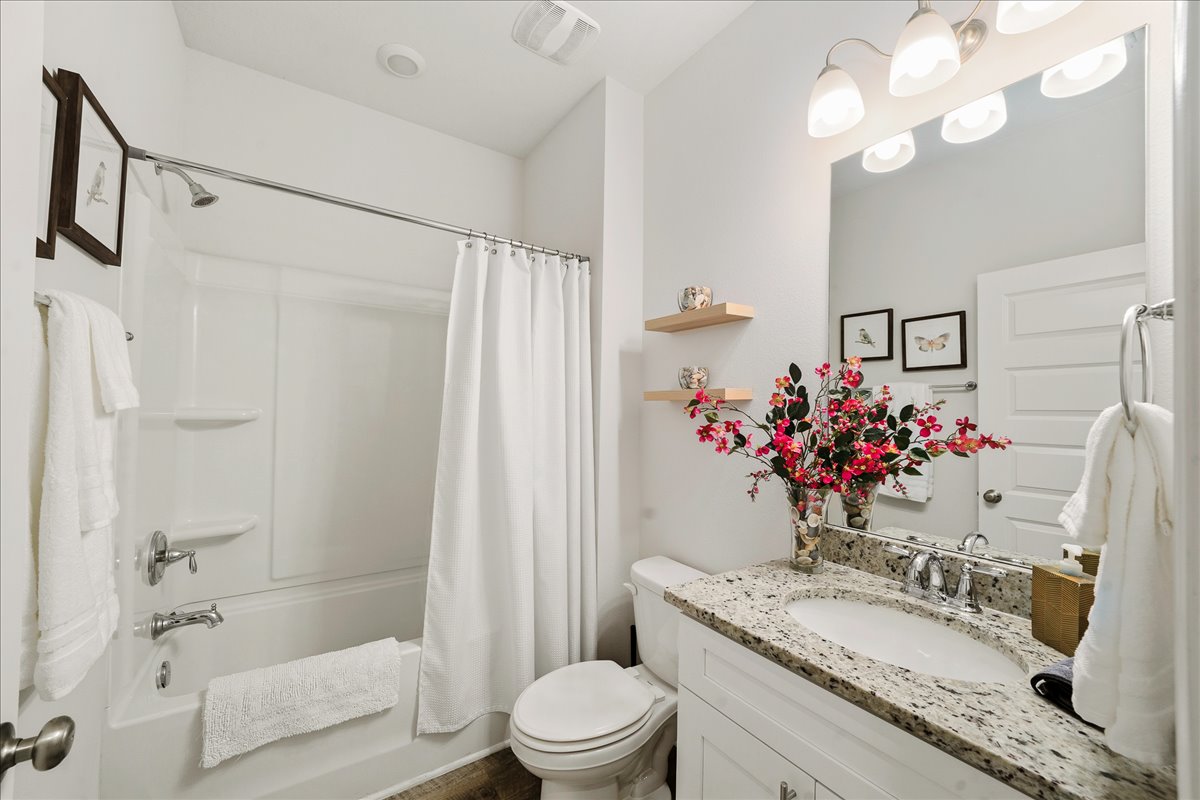 Full bathroom 2: Shower/Tub combo with shampoo, conditioner, and body wash
