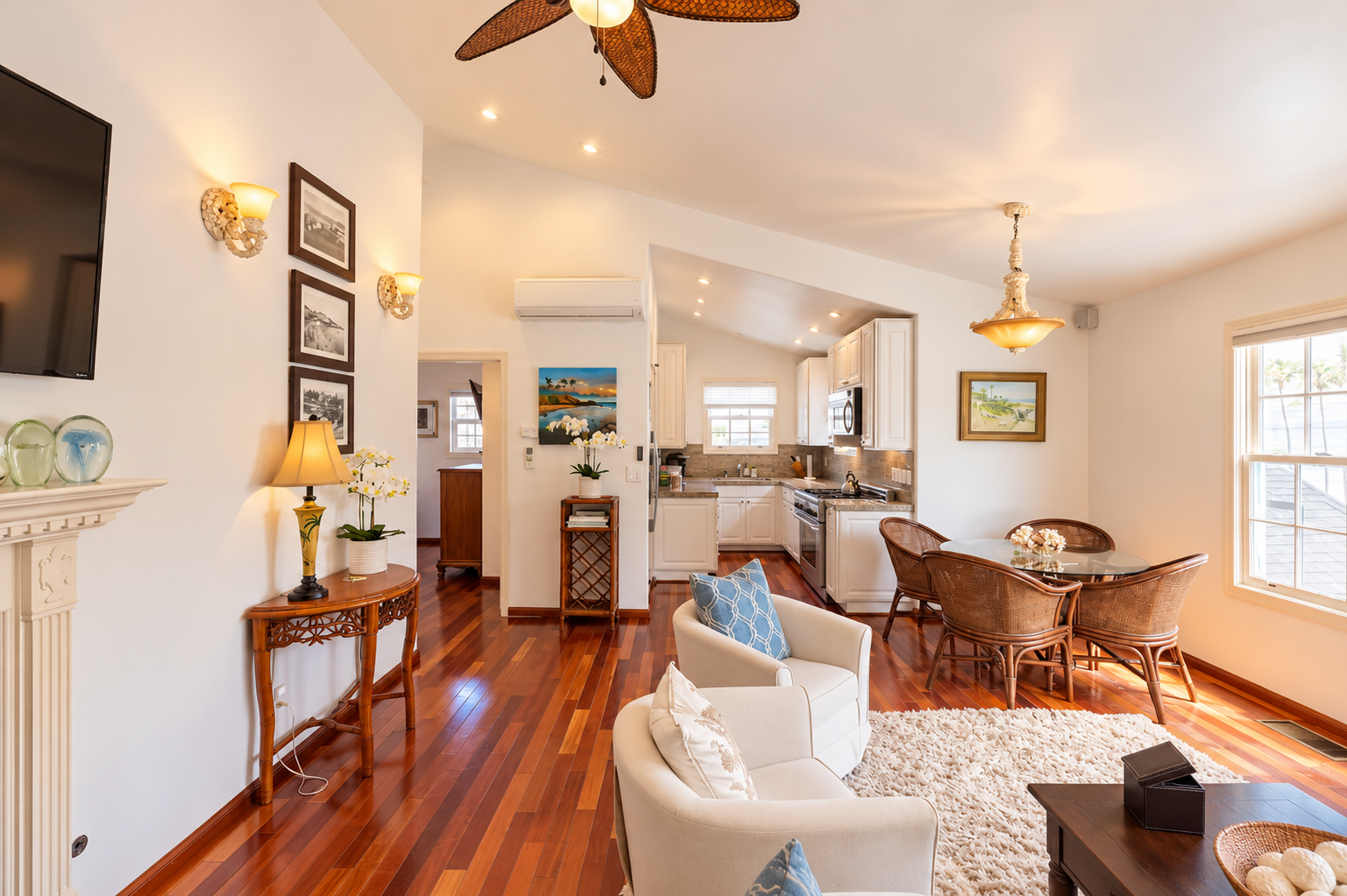 You will have everything  you will need while visiting La Jolla In the Cove House Condo.  The kitchen is fully equipped, there is a dining table for 4, living room area with smart and cable based tv and mini split air conditioning and heating.