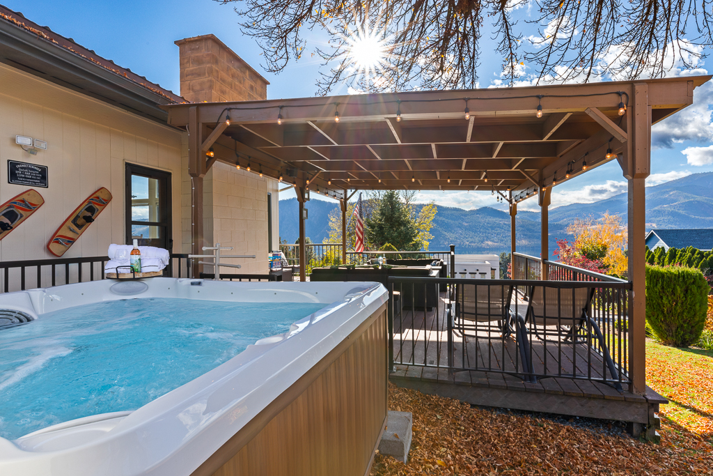 FALL VIBES! 6-7 person hot tub, with lake views; spring vibes