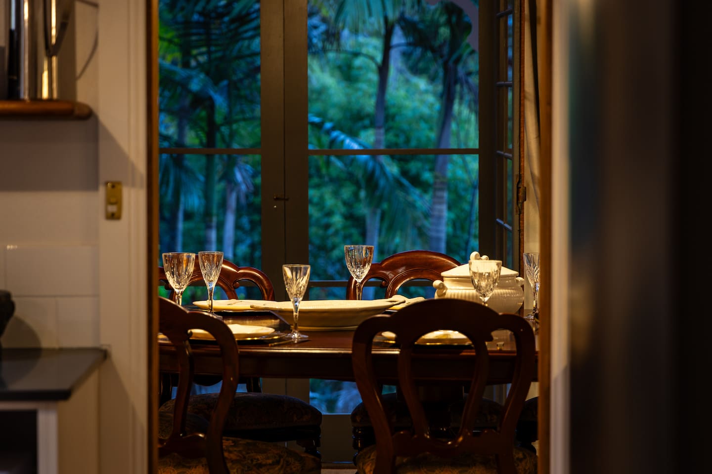 Dinner PartyFormal dining comfortably seats 8