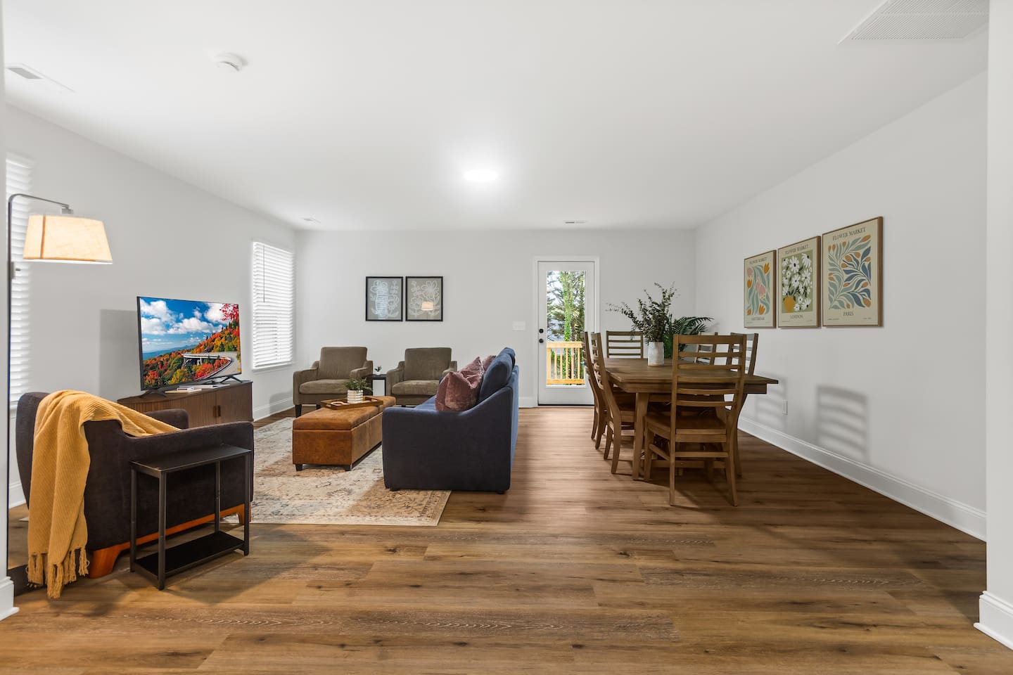Living/dining area