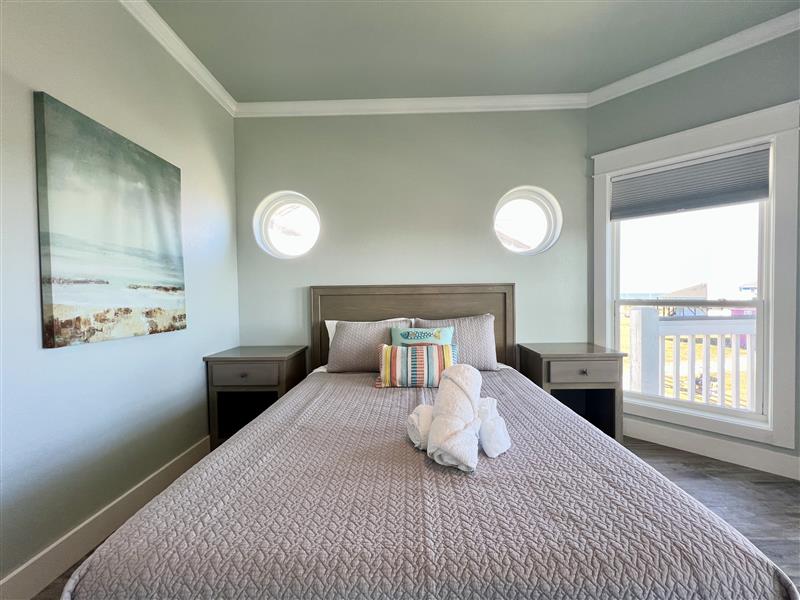 Crystal Paradise Bedroom 4: Bright queen bedroom with ensuite connection, ideal for guests or family stays.