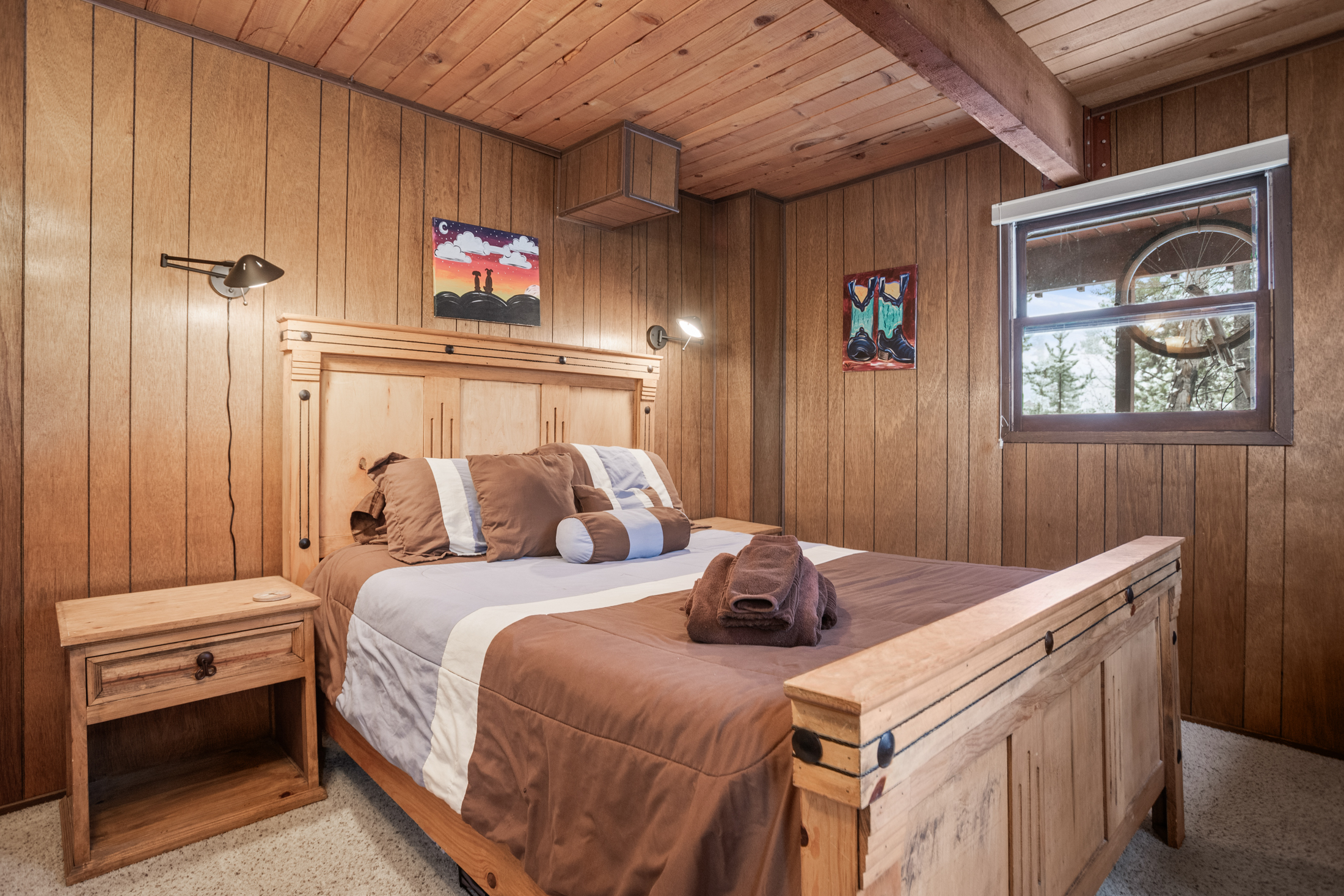 Bedroom 1 - Main Level & Queen Bed
