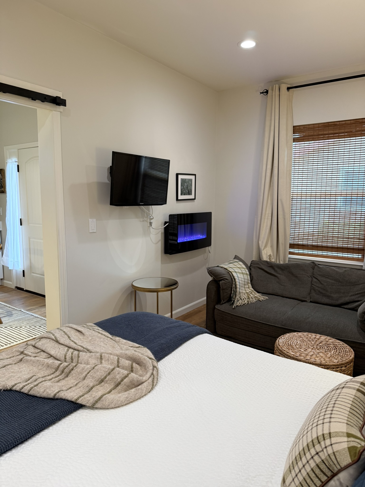 Queen Bed, Sleeper, TV, Electric Fireplace