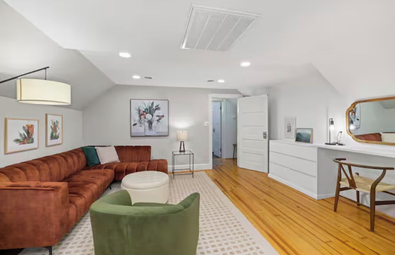 *Upstairs* The Magnolia Suite (1 bd, 1 living room, 1 bath) sleeps 2.