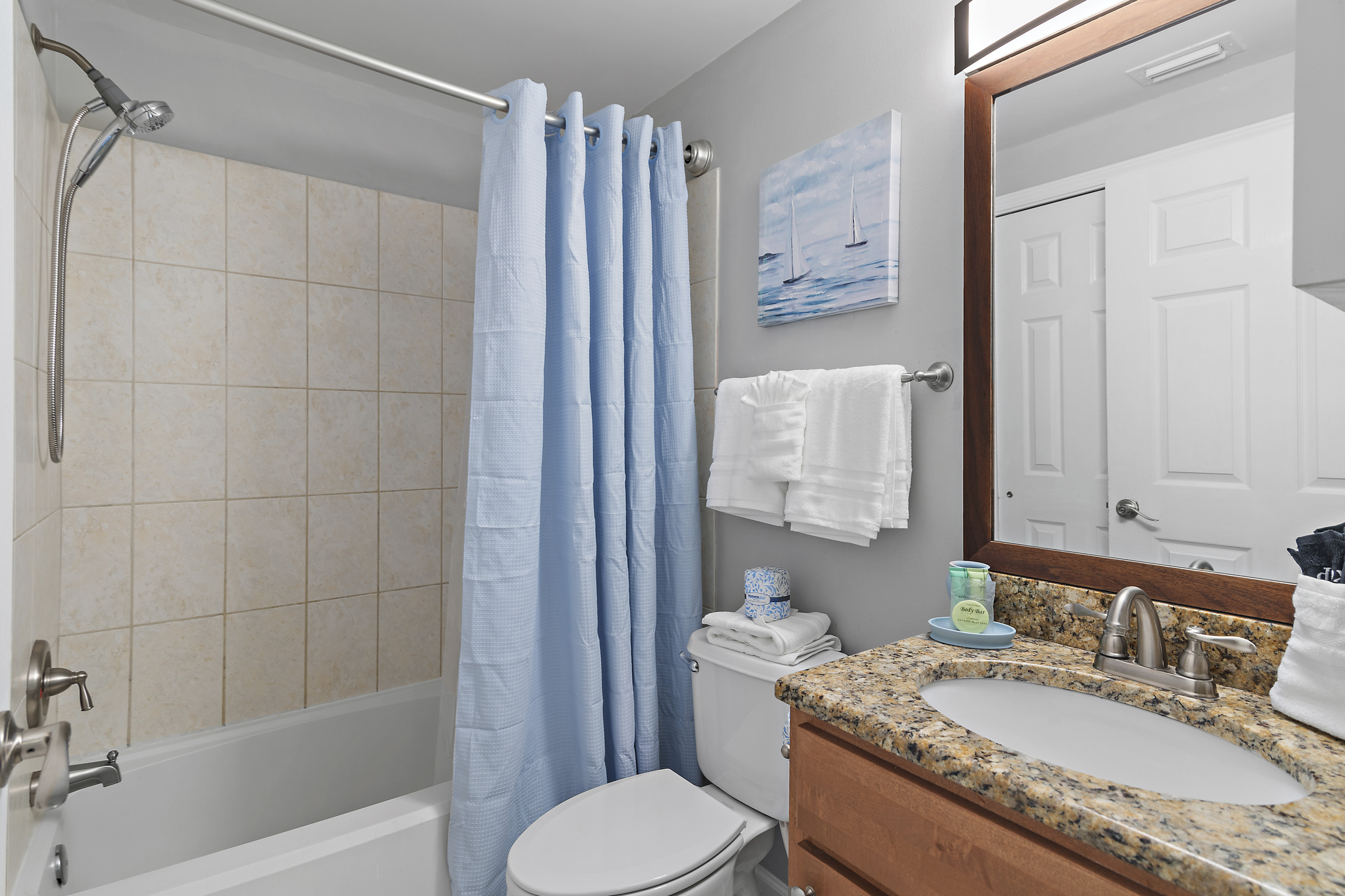 En-suite full bathroom with tub