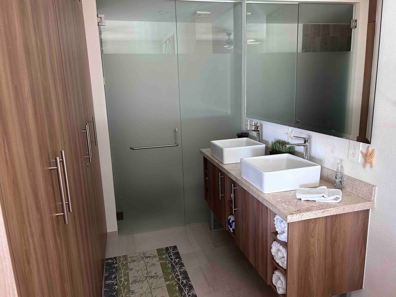 Large full bath with plenty storage