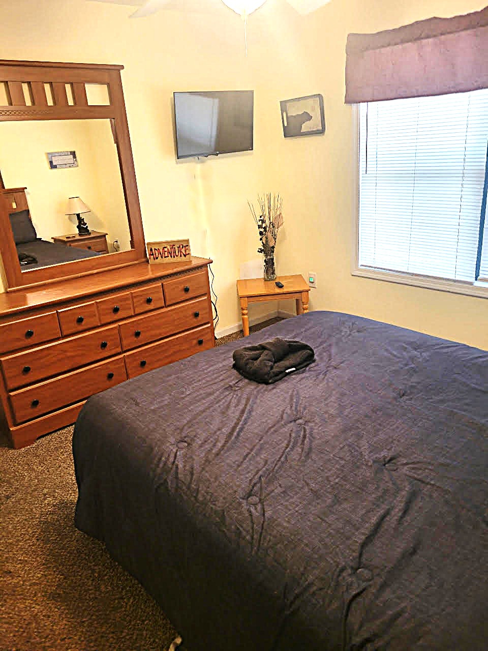 Bedroom 3 - Flat screen TV with streaming channels