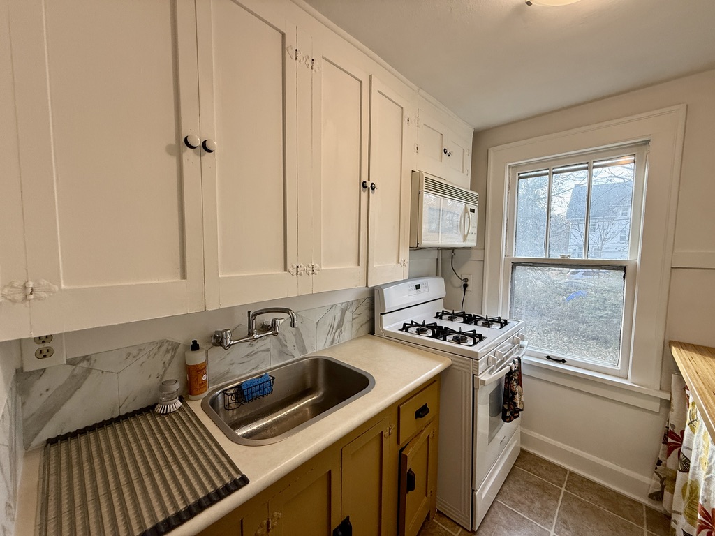 Well stocked kitchen with all your cooking and backing needs!