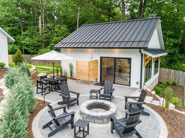 Fire Pit & Patio Area
Outdoor Shower
Outdoor Dining 