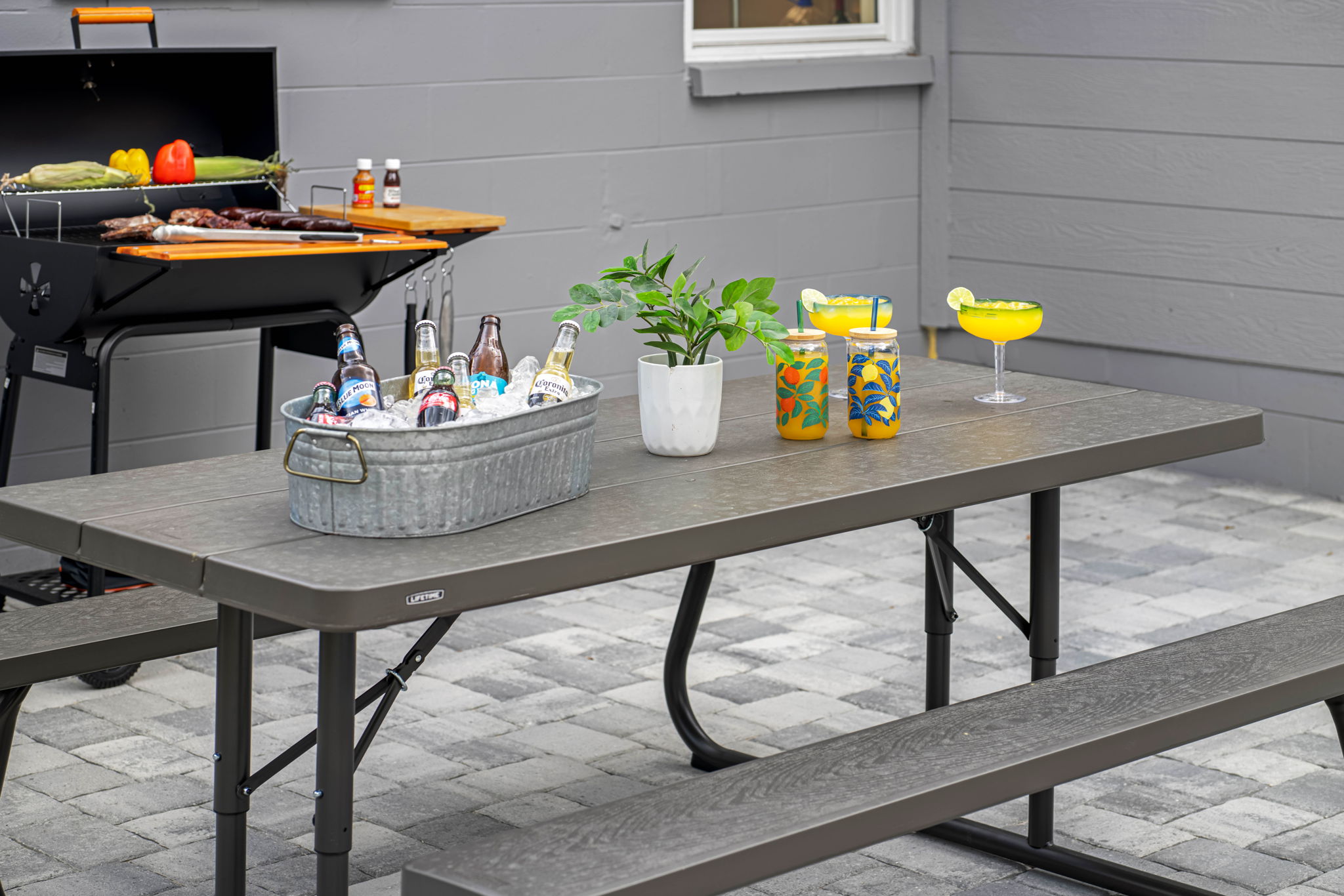 With a grill just steps away from the dining table, your meals go from flame to plate in seconds.