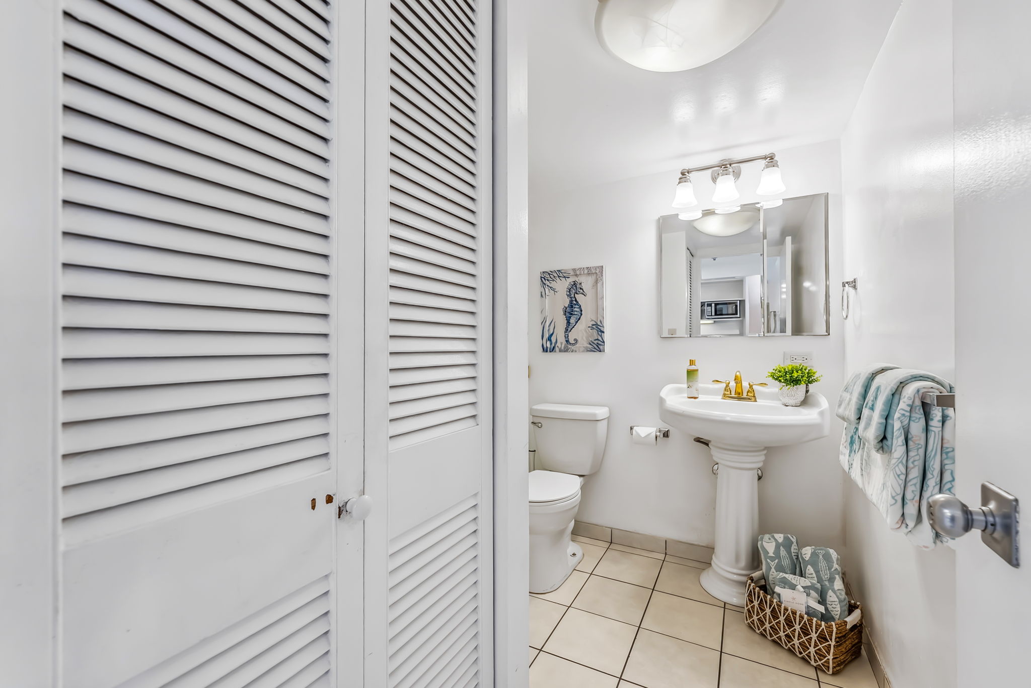 Full spacious bathroom with 4 complete sets of bath towels provided for your convenience