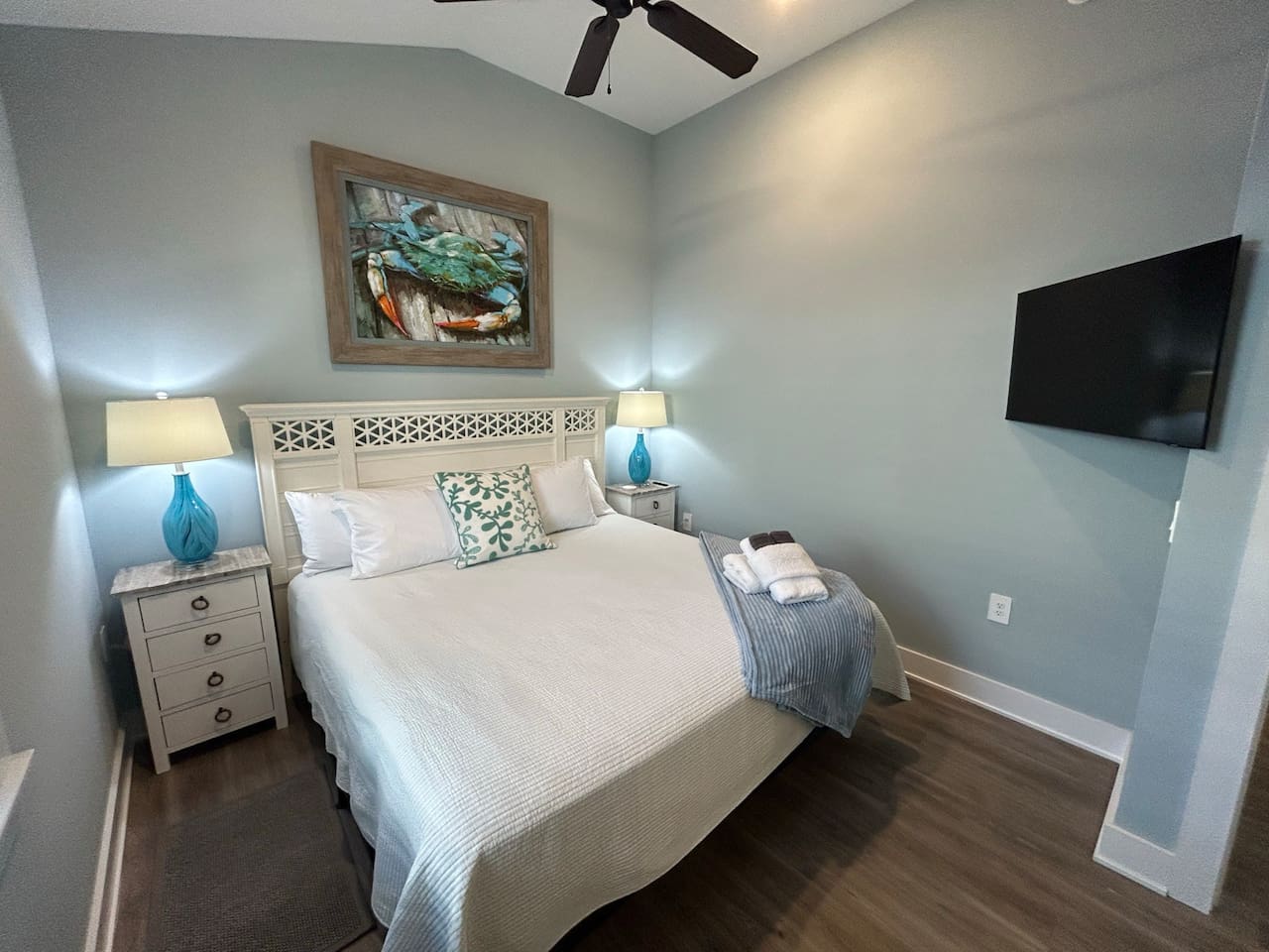 Towels and bed linens included. 