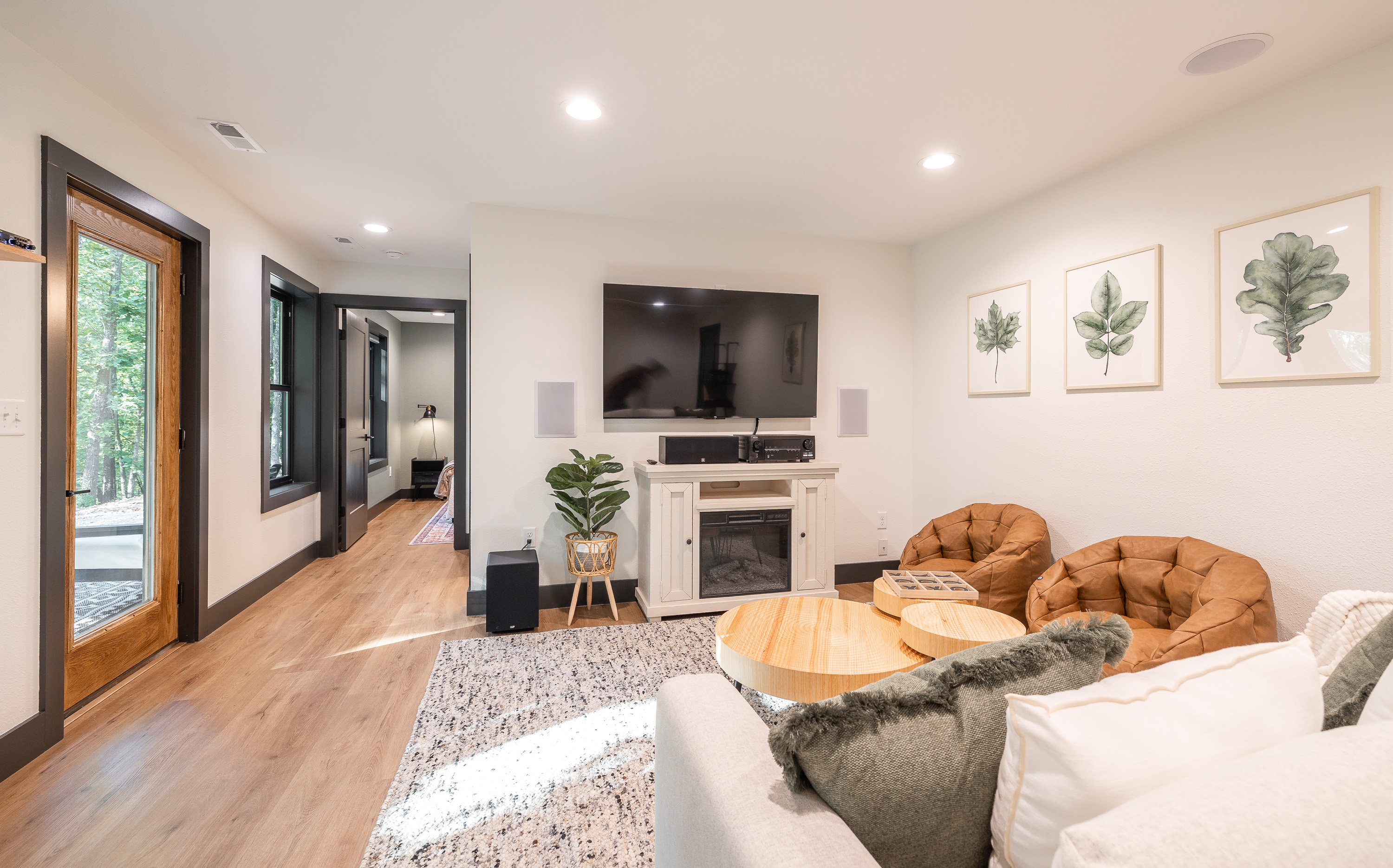 Cozy media room w/pullout sofa