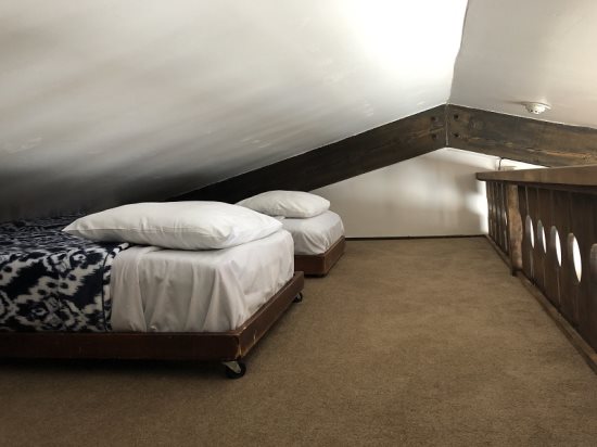 Loft area: 2 Twin beds.