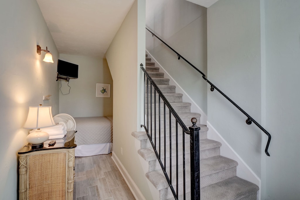 Sun - ground floor Alcove with queen bed and smart TV