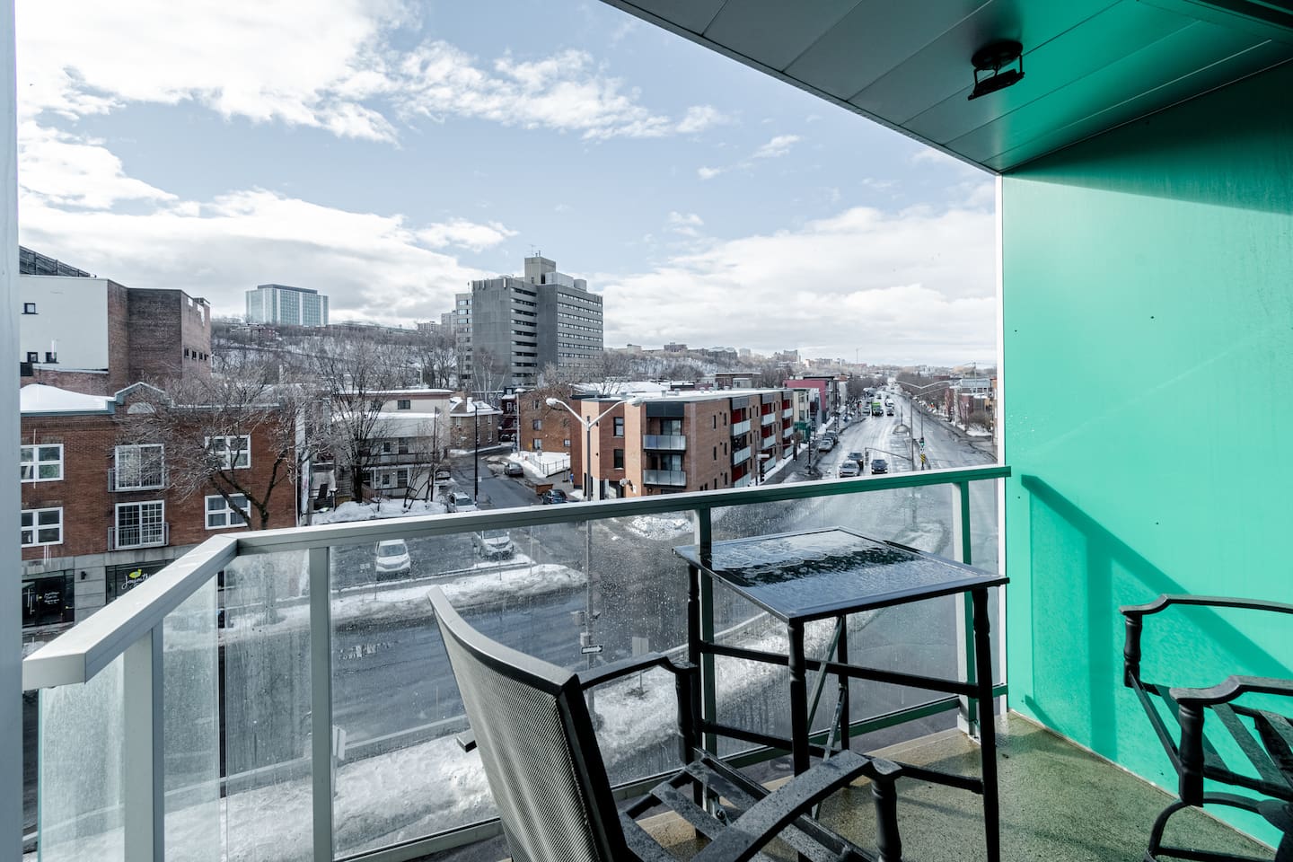 Petit balcon avec table pour profiter de petit dîner à l'extérieur :)