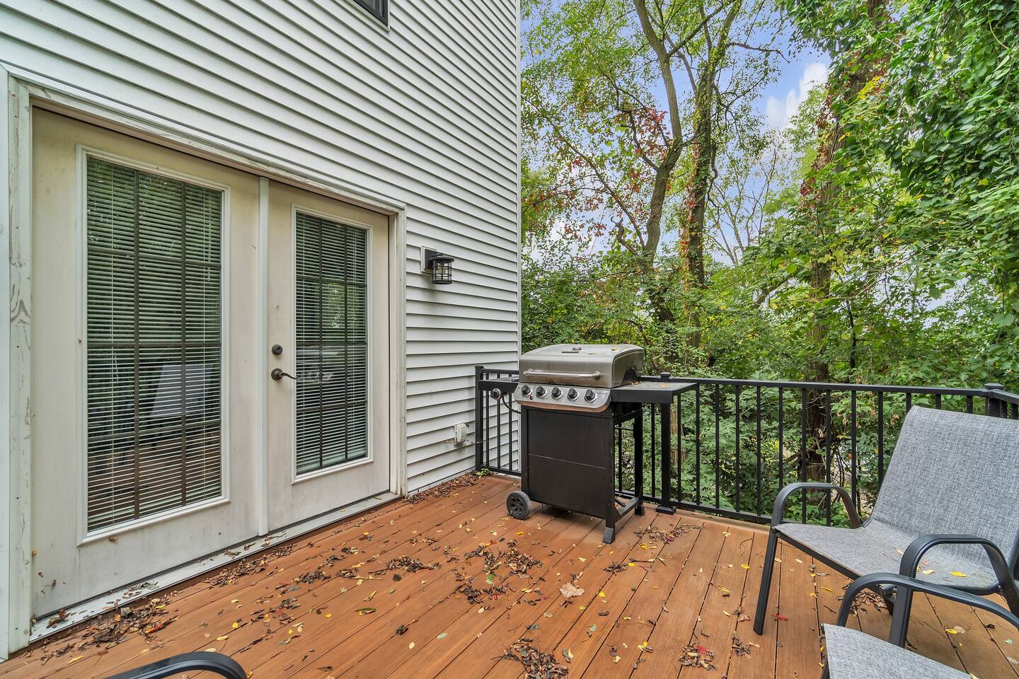 Raised deck, treetop feel. Great space for enjoying nature