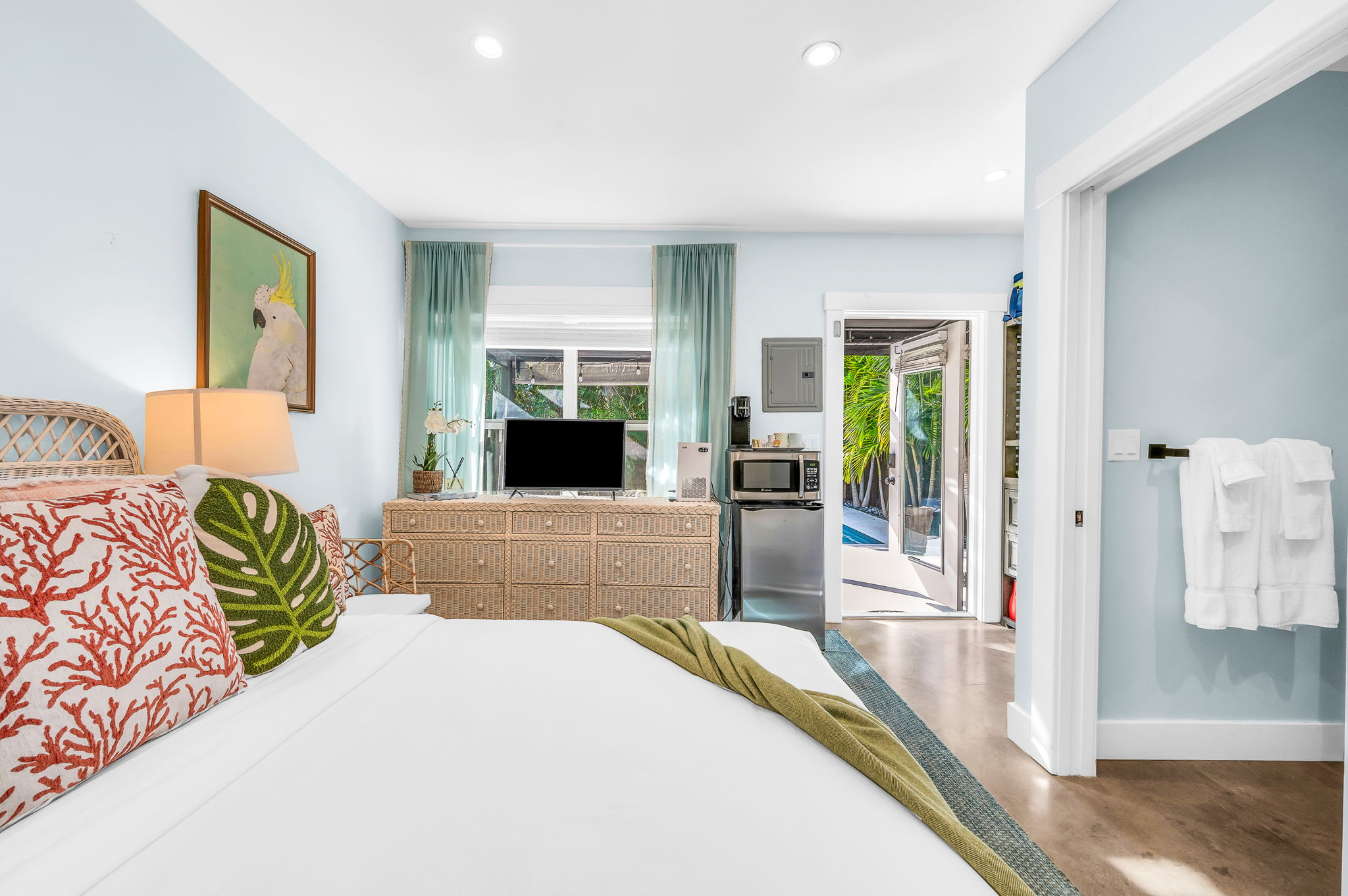 Charming guest house featuring a comfortable queen bed, in-unit washer and dryer, and a beautifully remodeled en-suite bathroom. Enjoy easy access to the pool, plus added conveniences including a mini fridge and a Keurig coffee maker—perfect for privacy.