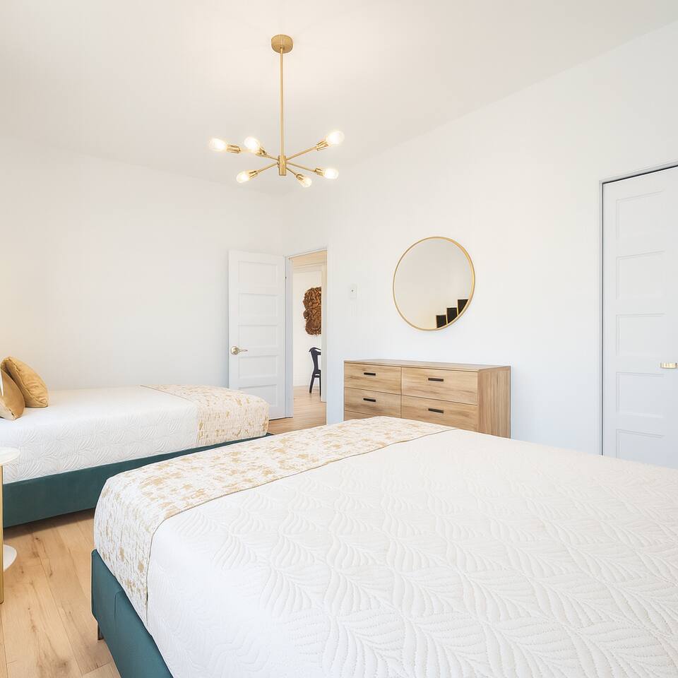 Chambre #3 avec 2 confortable lits Queens :)

Commode et placard pour ranger vos effets personnels.