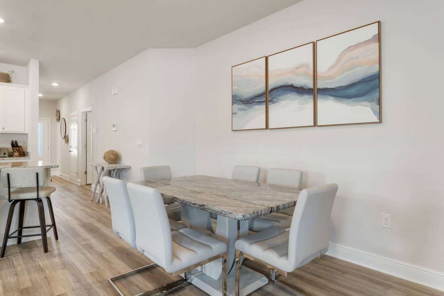 Comfortable dining space with a 6-seater table for family and friends.