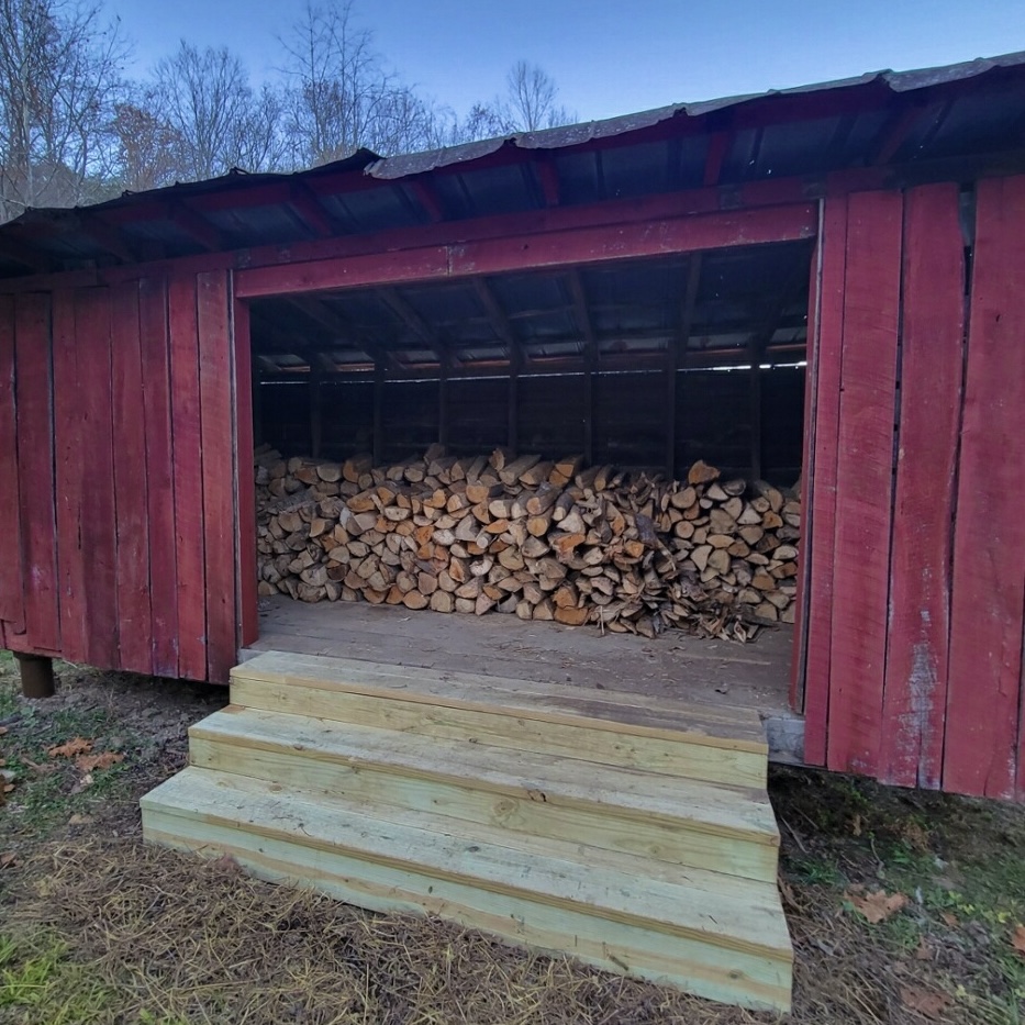 We split complimentary firewood for your stay! 🔥👏🙌