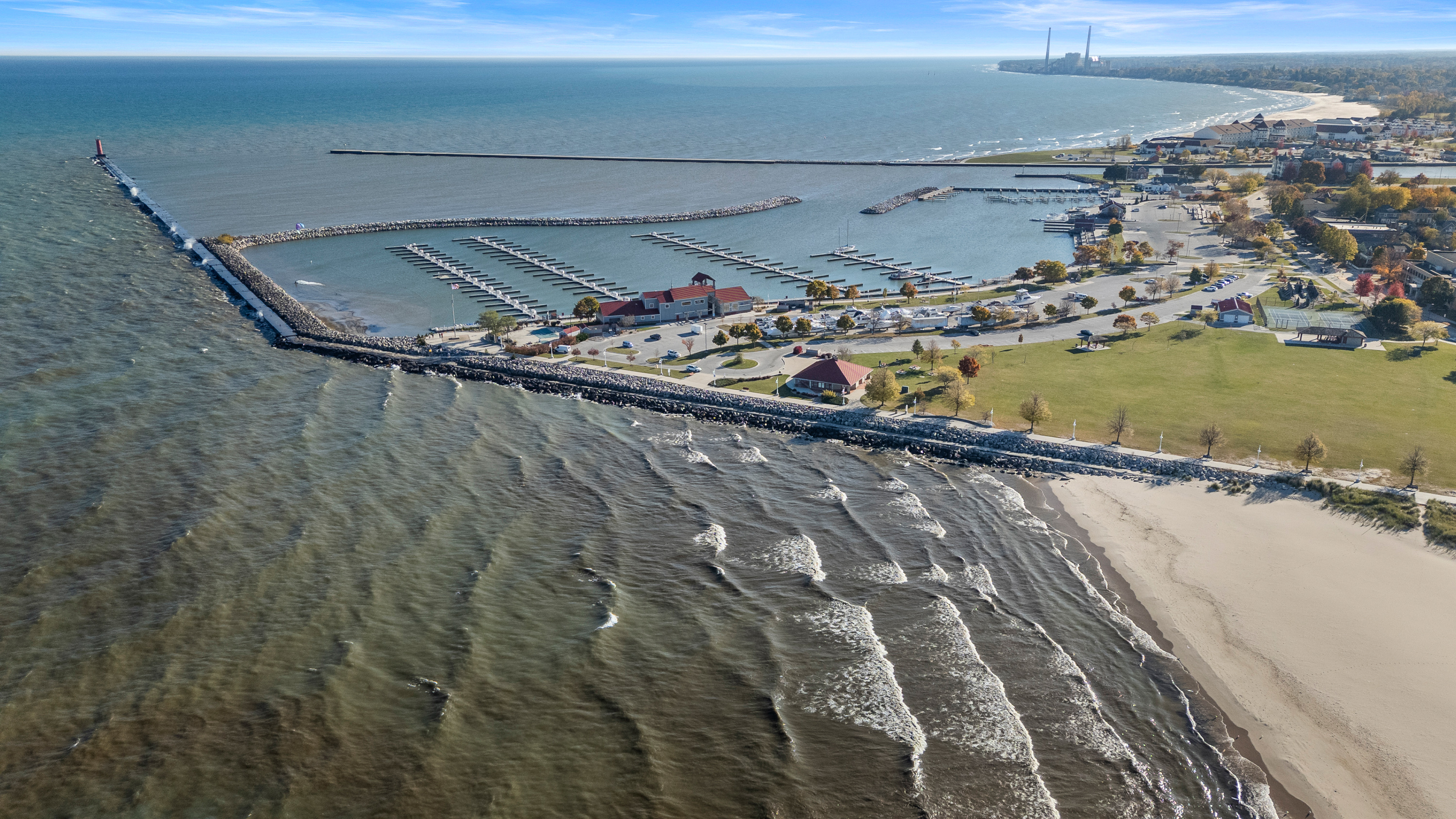 Close to the beach & north pier.