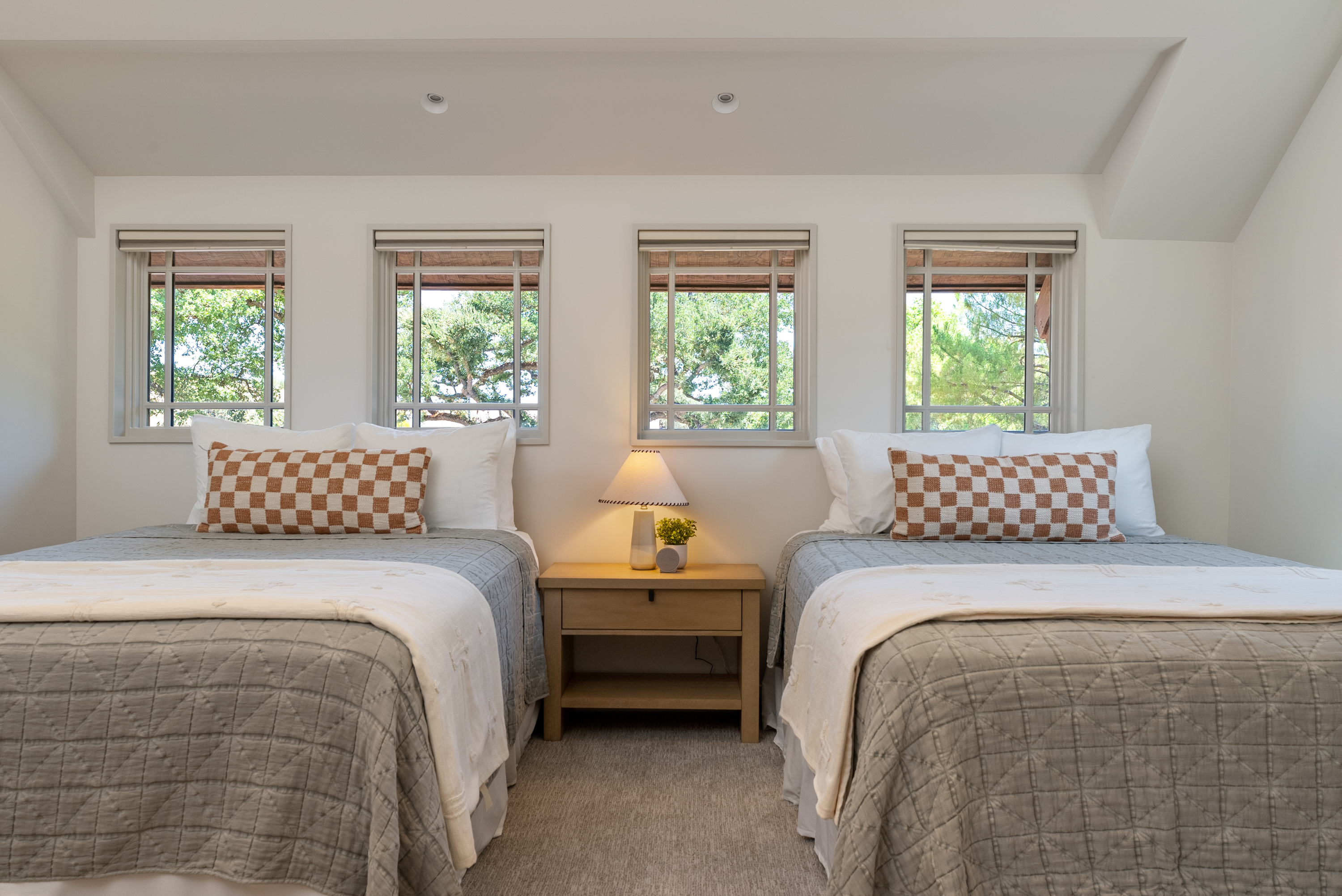 Ideal family room with two comfortable queen beds