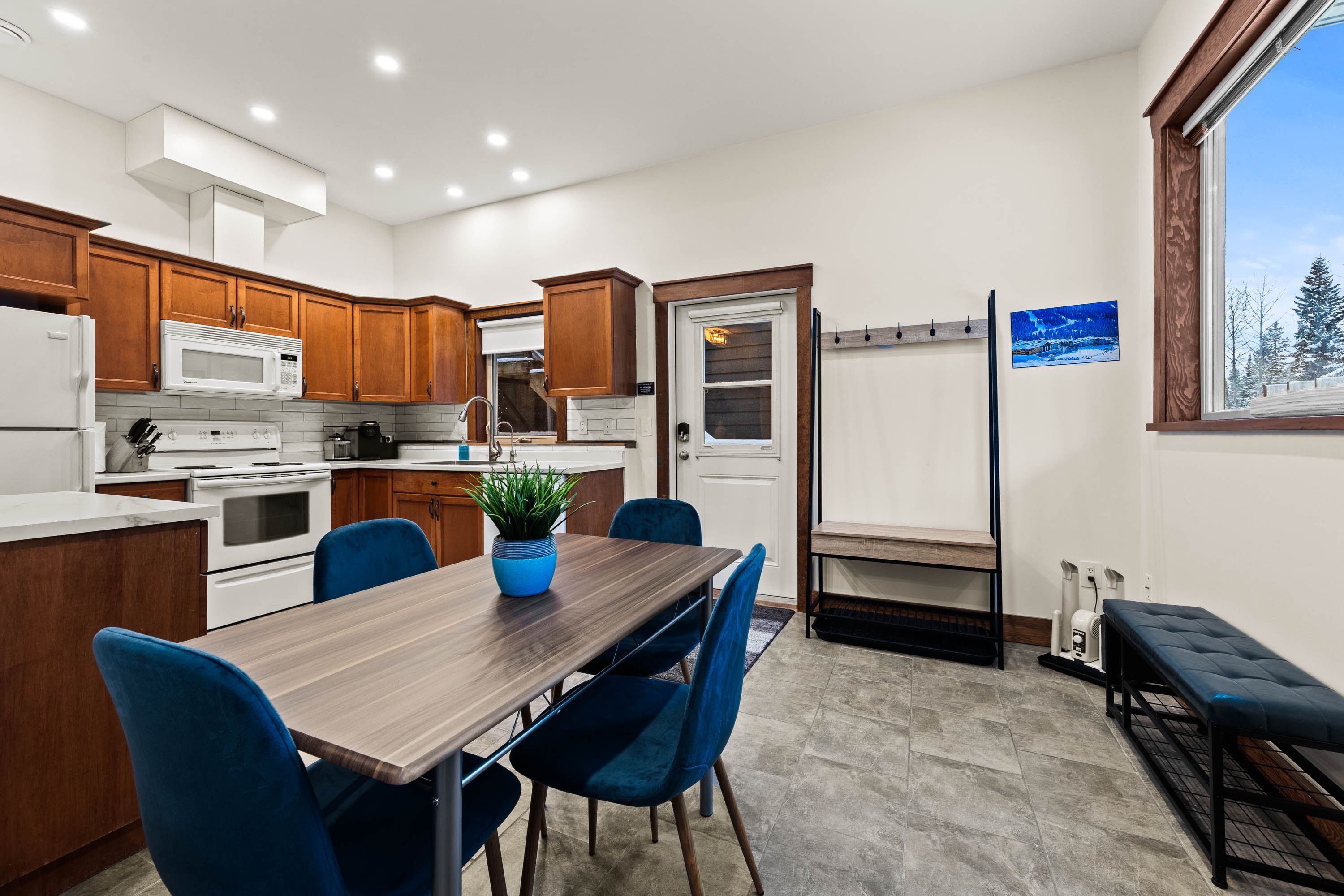 Large One Bedroom Suite - Private Hot Tub! 3