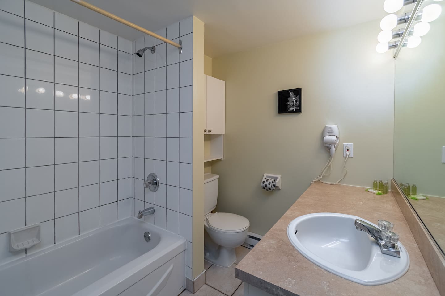 Salle de bain complète avec un bain-douche!