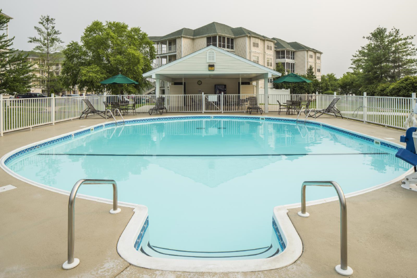 Outdoor pool, kiddie pool, hot tub