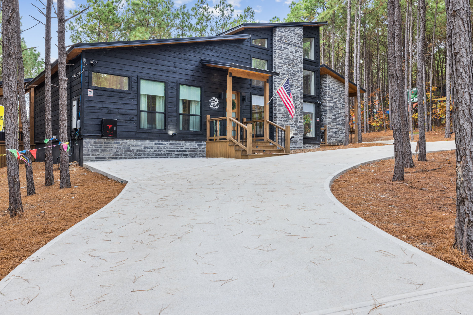 The LuckyOne Cabin West Driveway