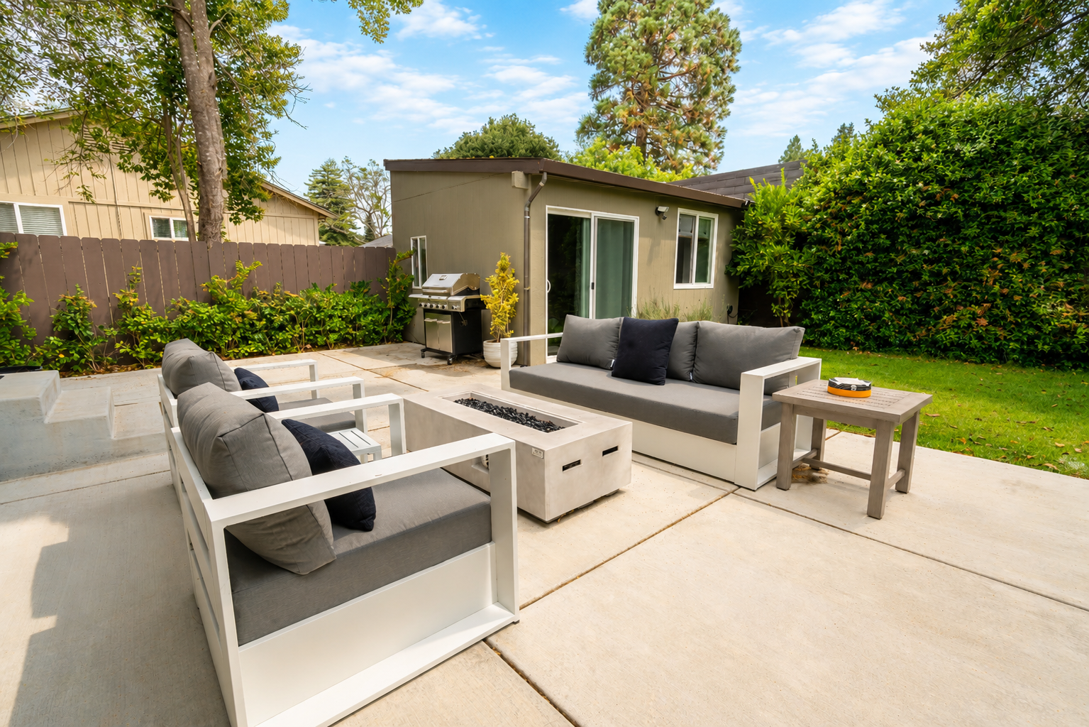 Outdoor seating for 5 with fire pit