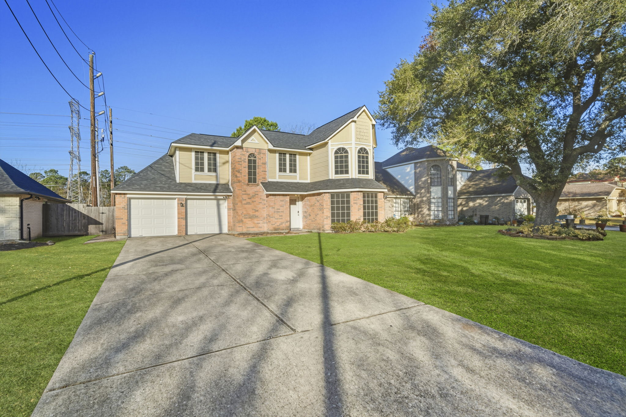 Room for everyone inside and out — large driveway, 2-car garage, and easy access to Houston attractions.