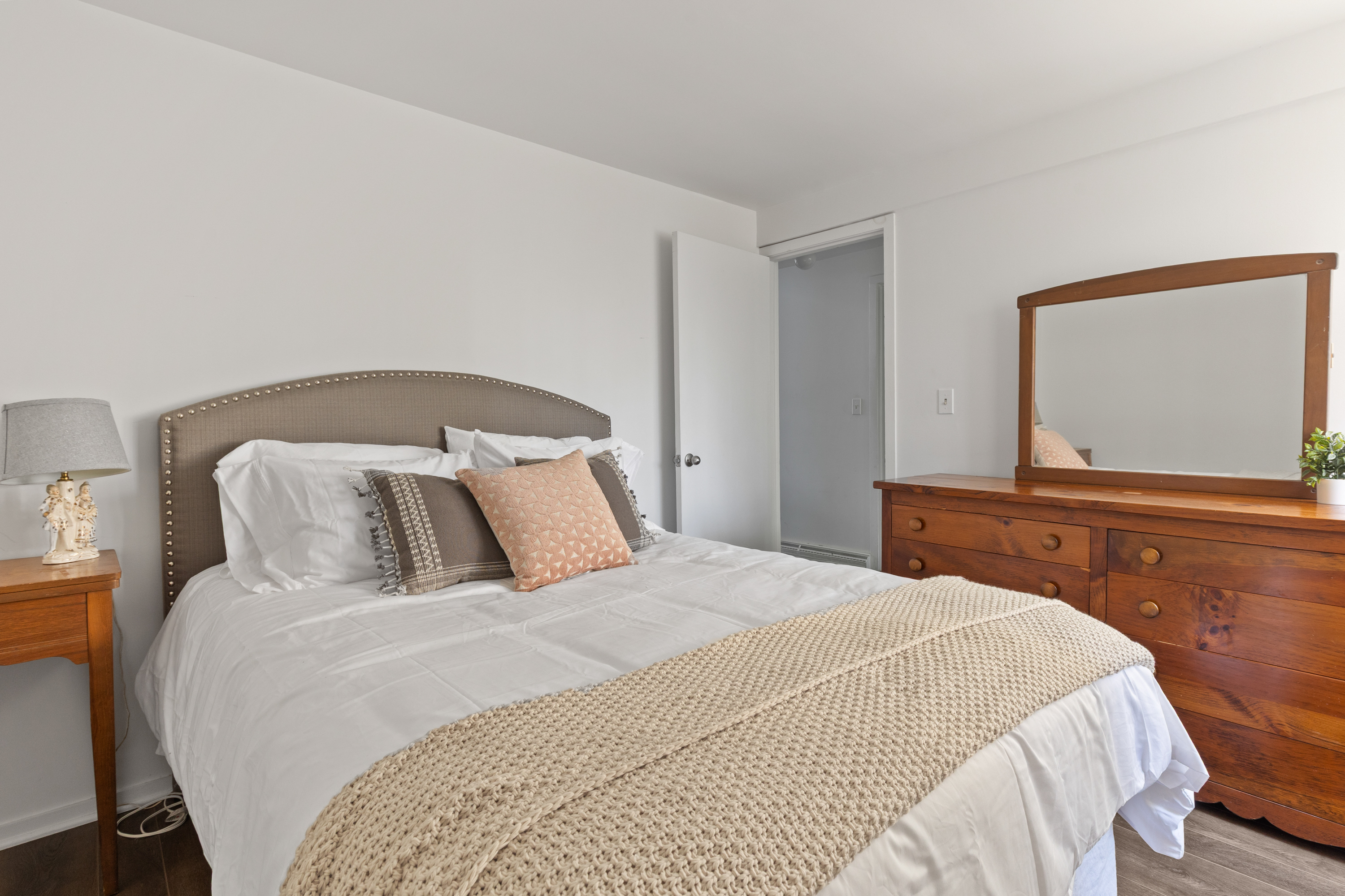 Queen Bedroom: Elegant decor, ample lighting, and a peaceful atmosphere await you!