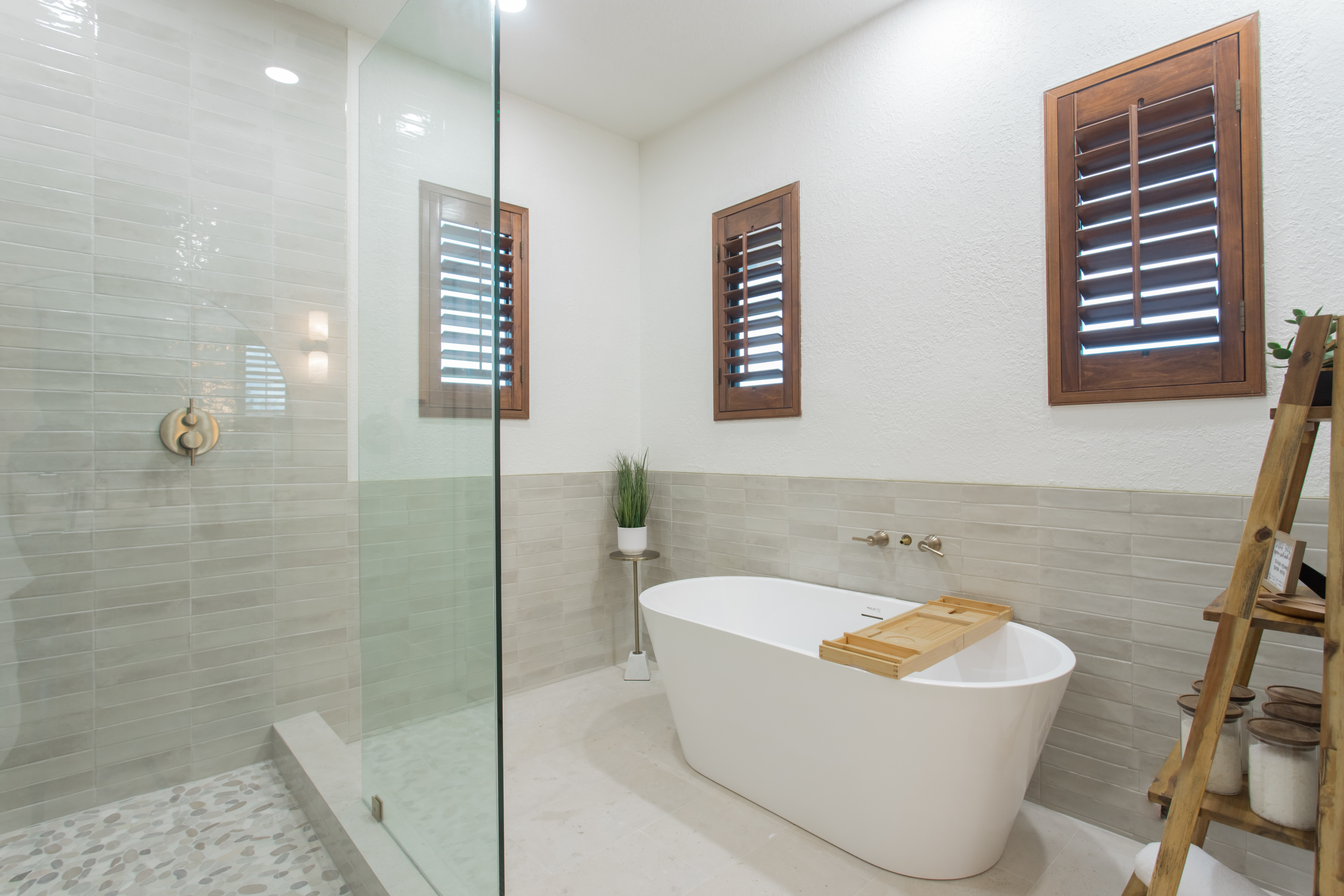 For whoever in the crew wins the Bedroom 2 coin toss… soak responsibly. This bath deserves a post-game interview!