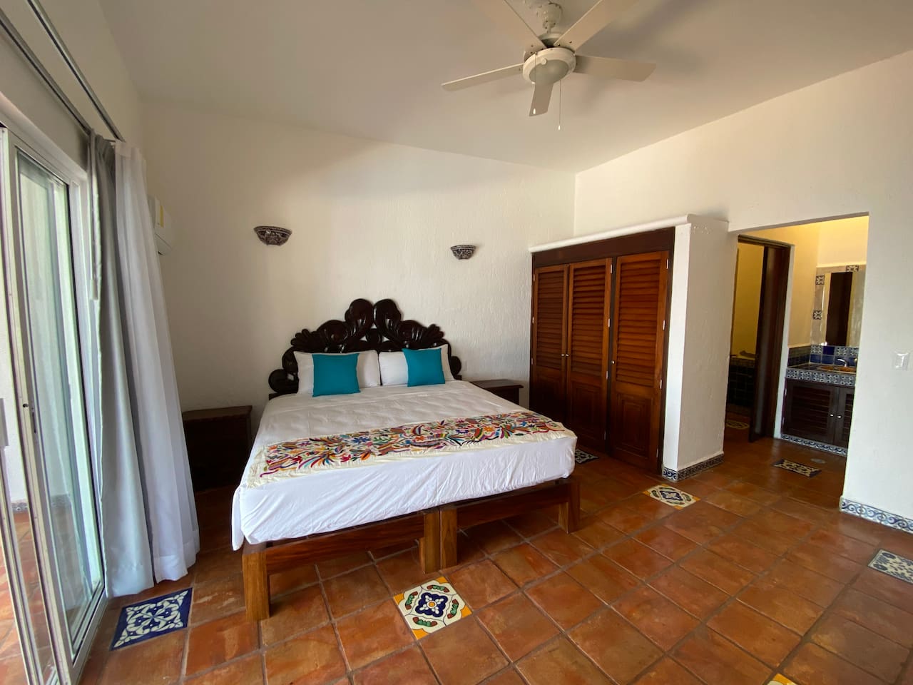 Bedroom 2 King Bed
Segungo cuarto en la Hacienda con cama King y bano completo.