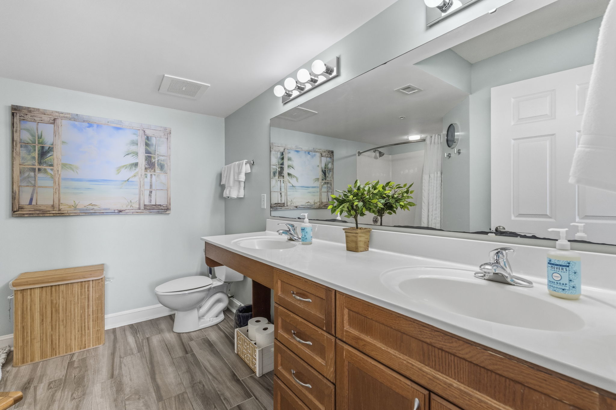 Large Ensuite Bathroom