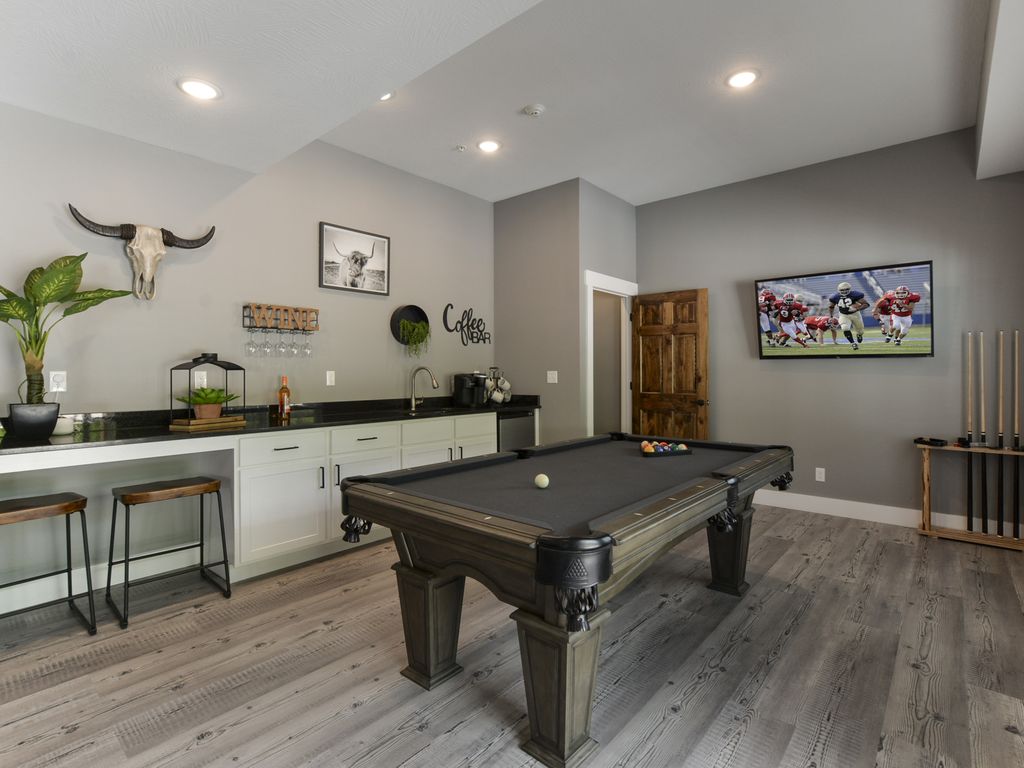 Pool table, wet bar and large TV