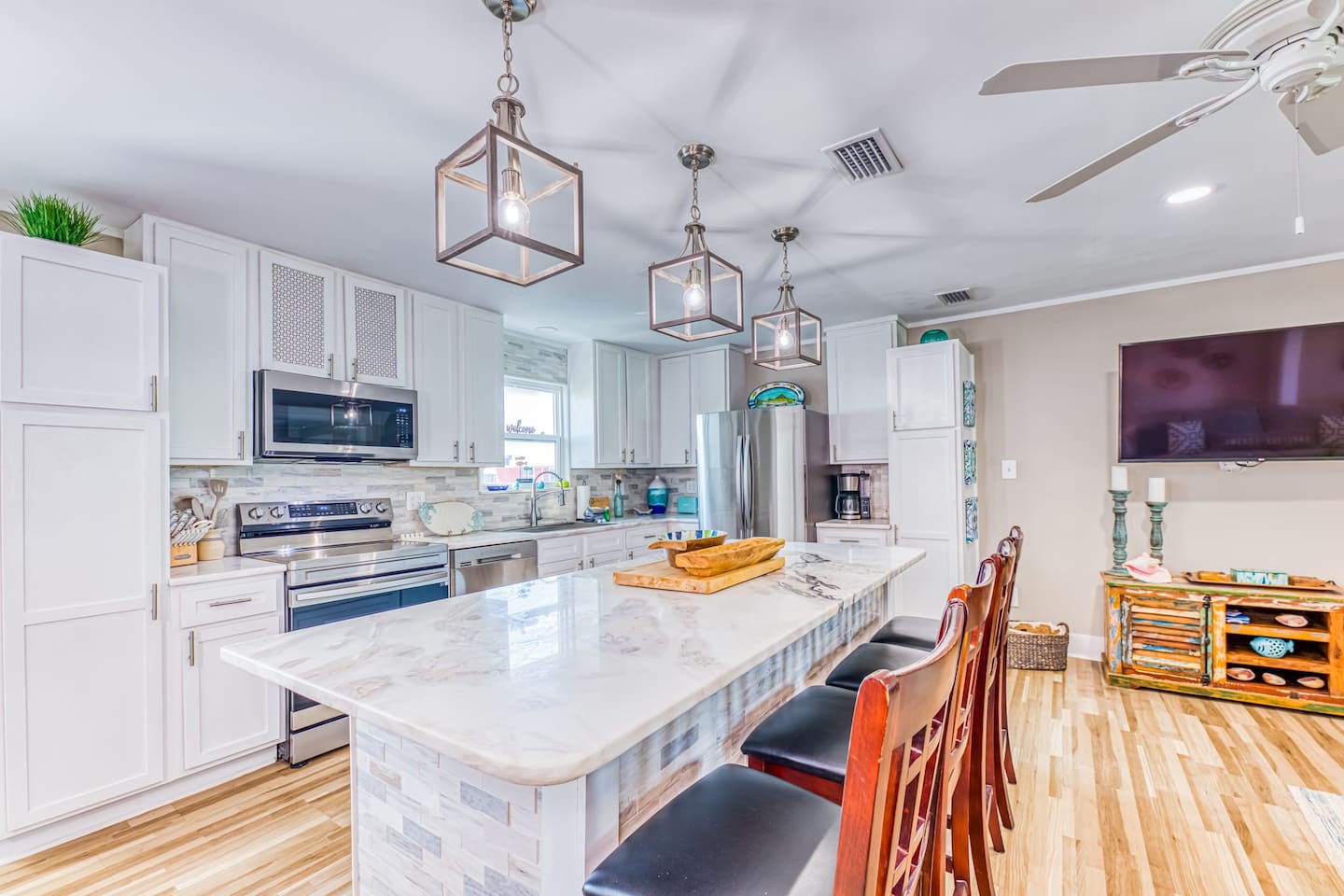 Kitchen: Sleek design with bright natural light, perfect for culinary adventures!