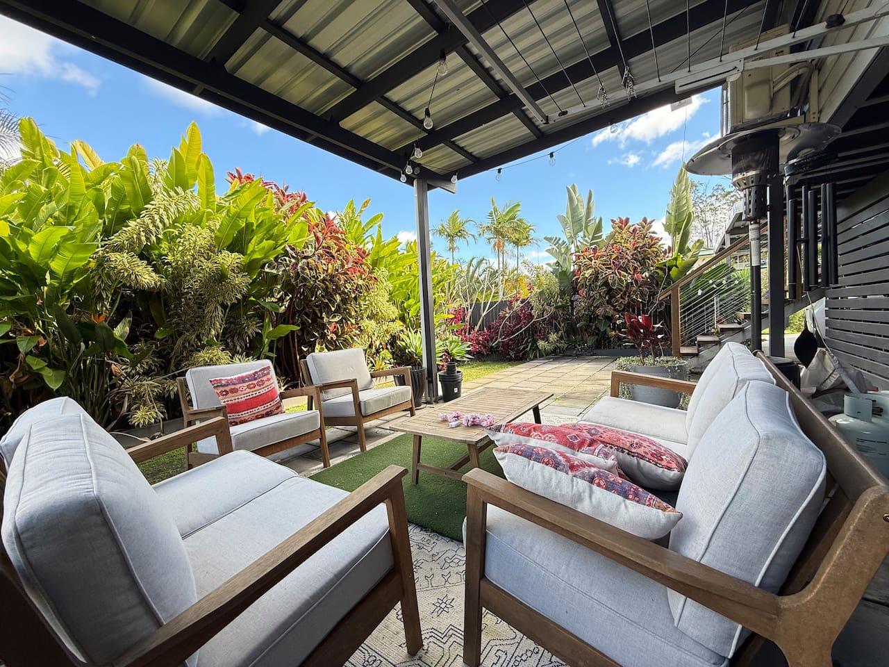 very nice and relaxing exterior covered area with a beautiful garden and outdoor setting. this area also has a fold out clothes rack incase you dont want to use the dryer for some clothes.