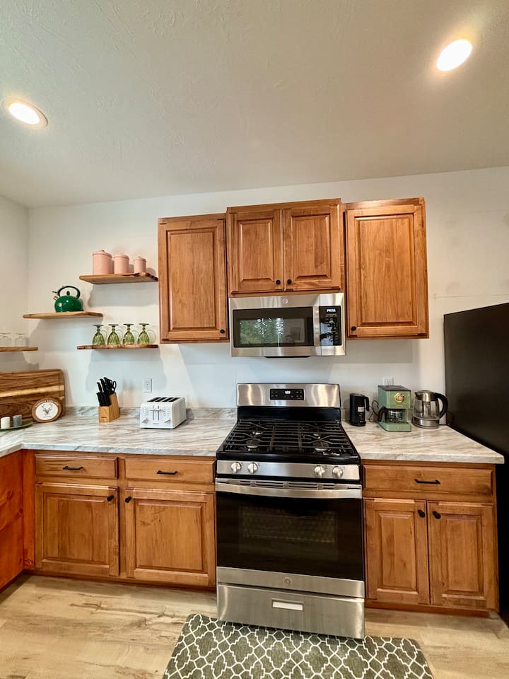 Kitchen well equipped including a milk frother for cappuccino or hot chocolate