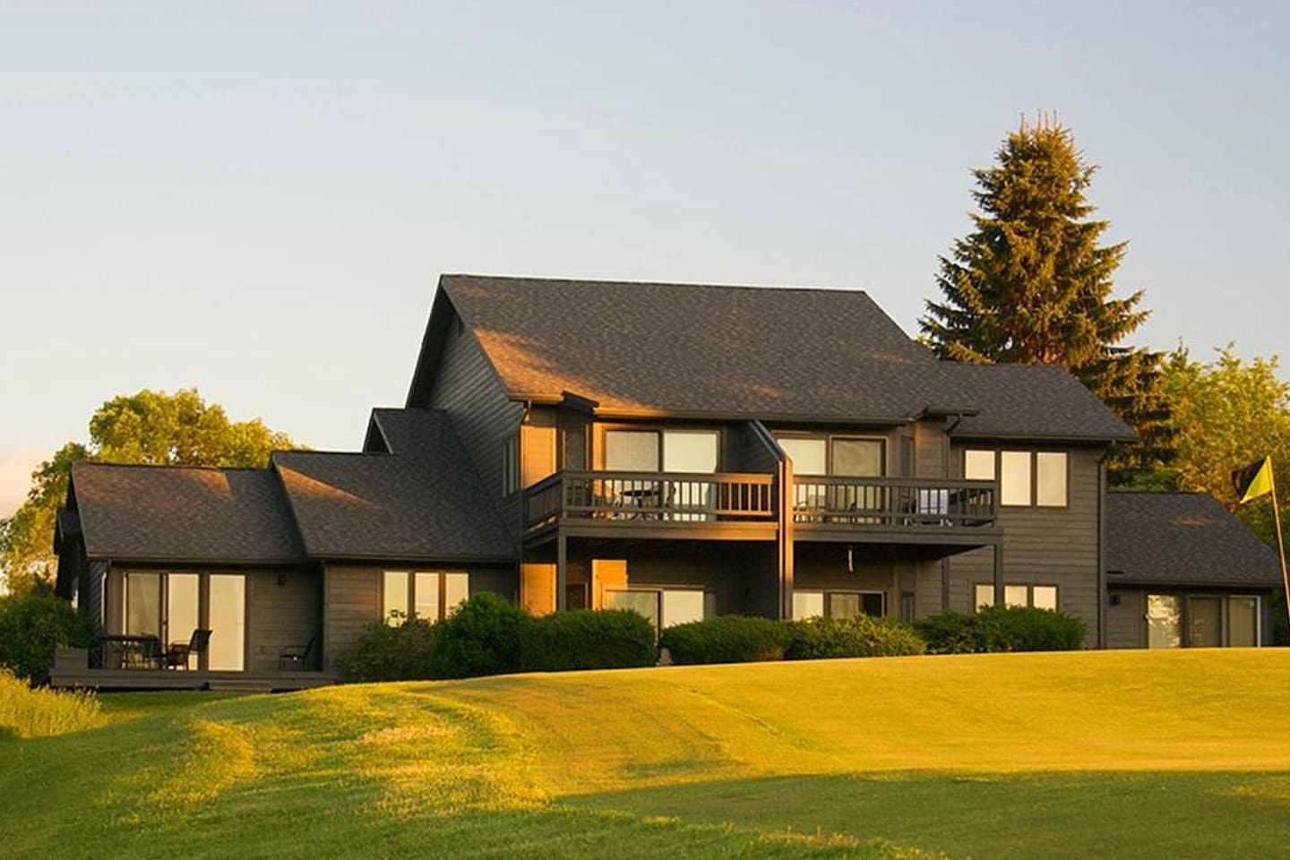 Beautifully maintained building on the golf course