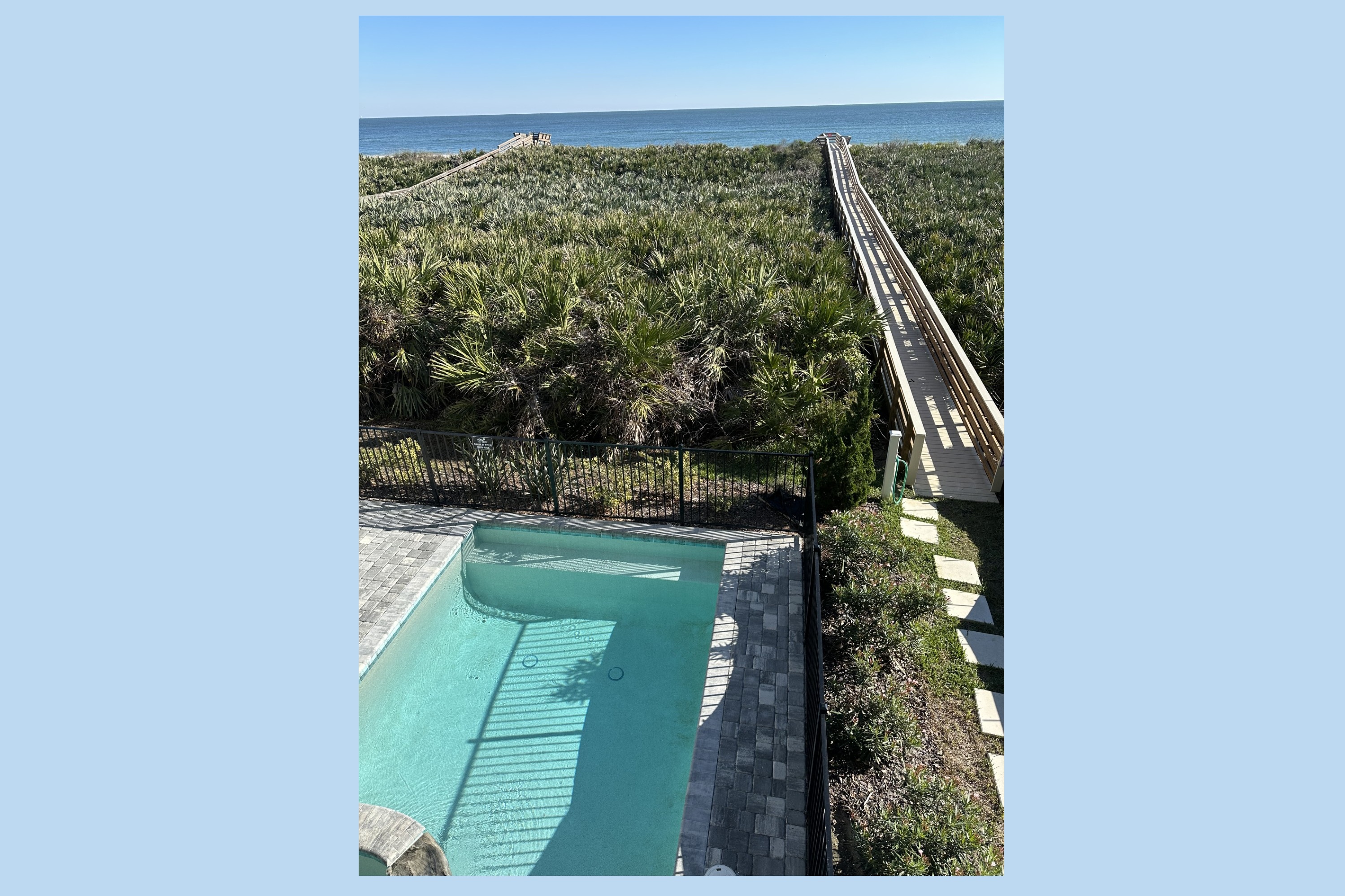 Private pool with a straight shot to the beach 🌊
Enjoy your own screened pool just steps from the boardwalk—effortless access to the sand while keeping your space quiet and secluded.
