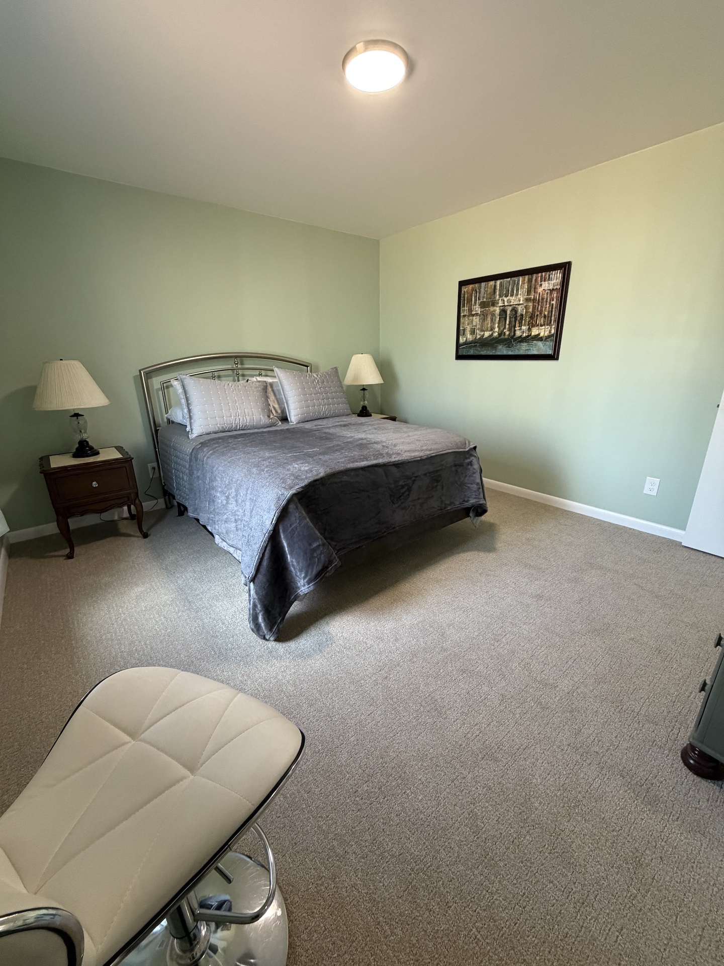 Queen Bed with quality linens