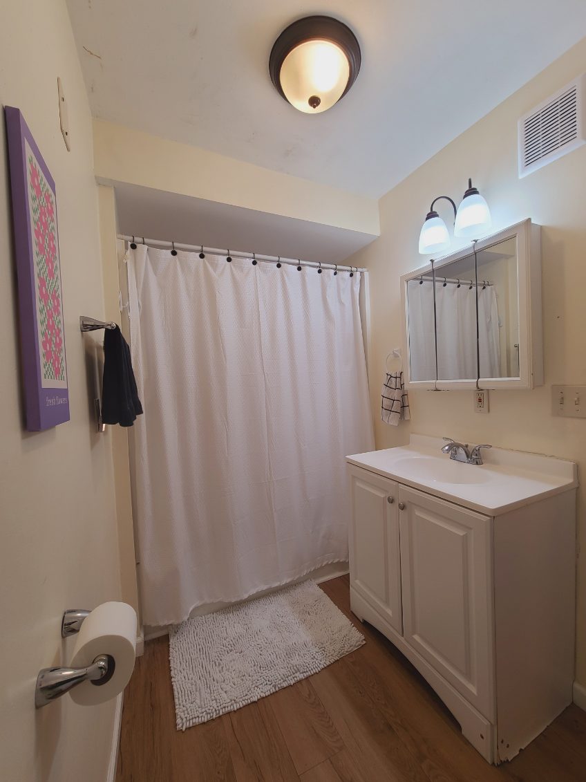 26 Columbia - bathroom with tub/shower