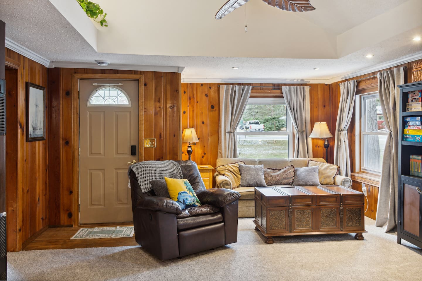 Cozy seating, brand new carpet!