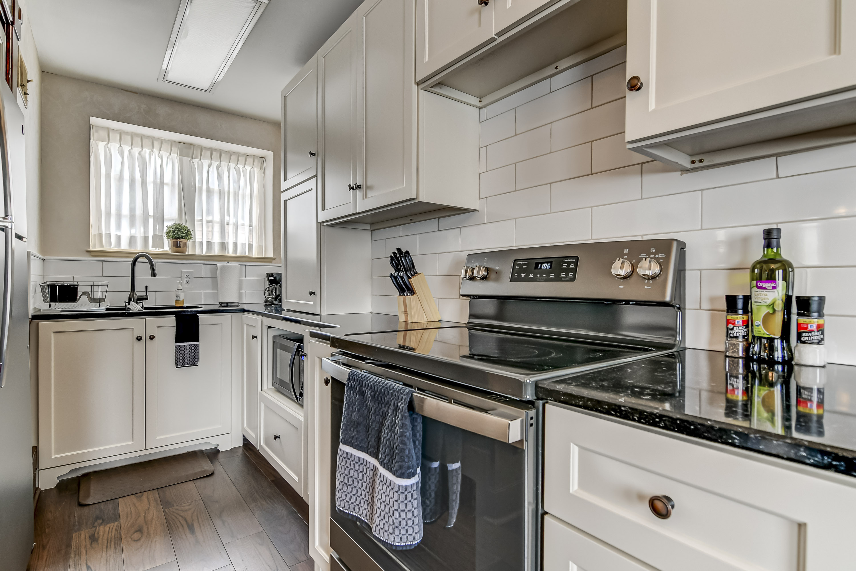 The Bressmer Carriage House - Kitchen