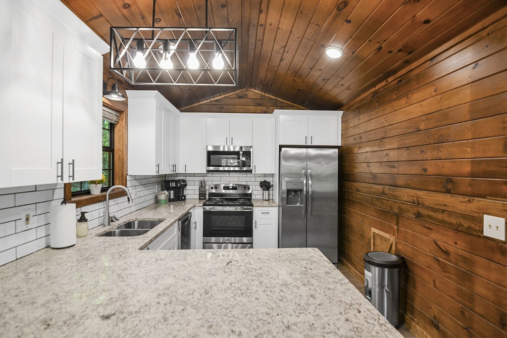 Fully stocked kitchen w/ SS appliances 