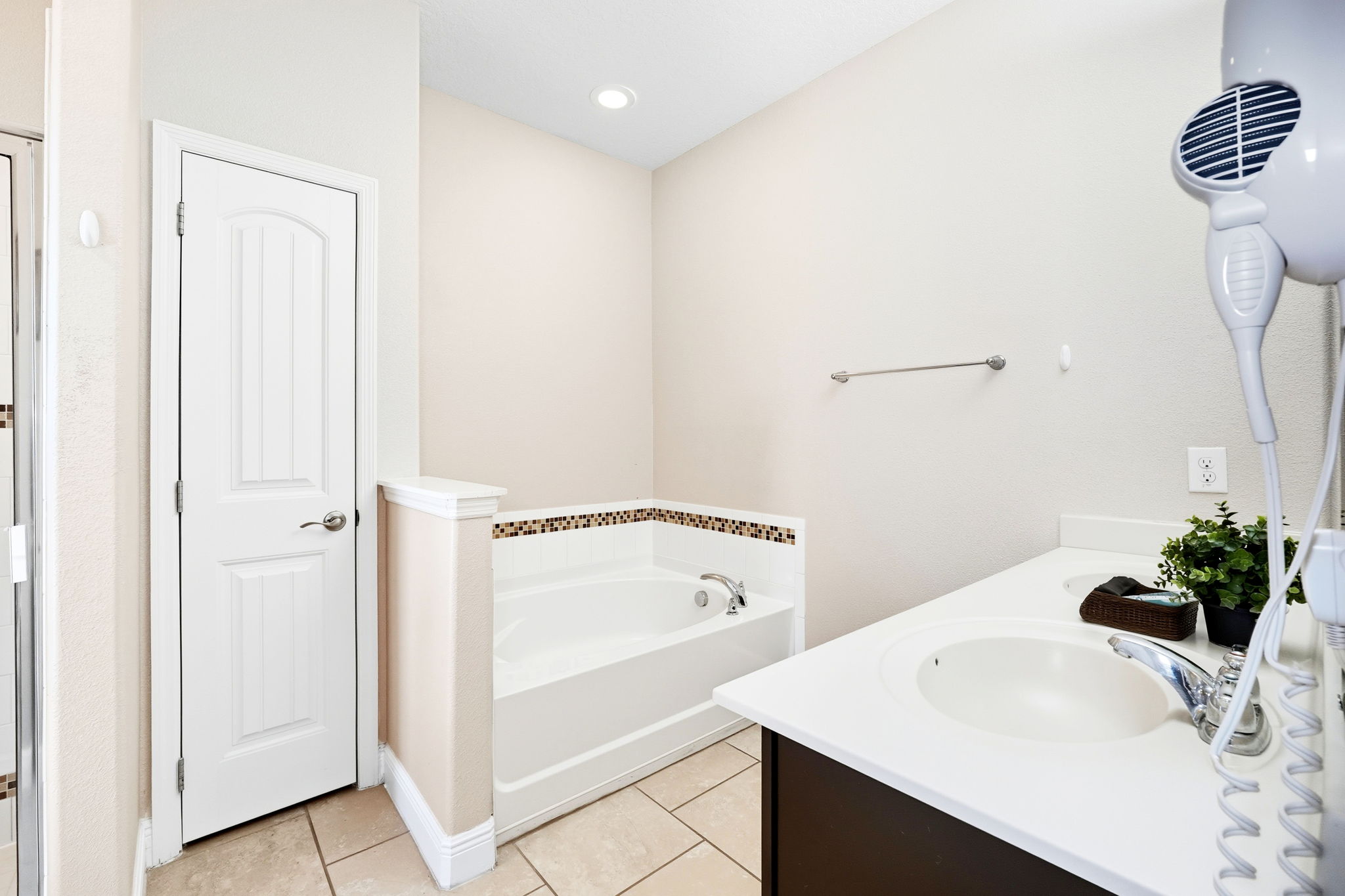 Ensuite bathroom tub